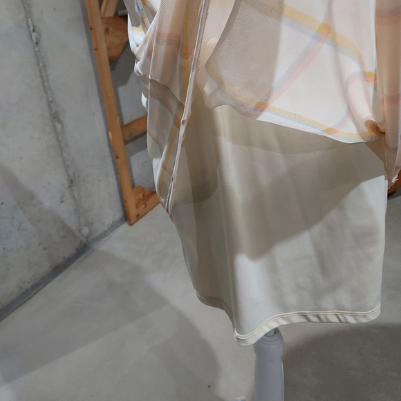 Womans flowing sleeveless top - Picture 6 of 11